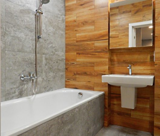 complete badkamer renovatie met houten elementen