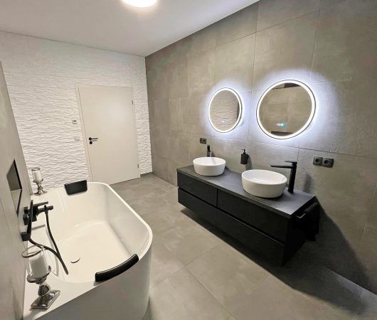 Stijlvolle badkamer met twee spiegels