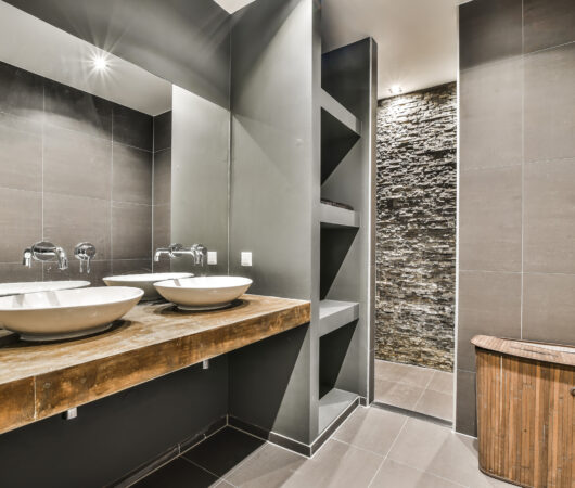 Binnenlands ontwerp van mooie en elegante badkamers