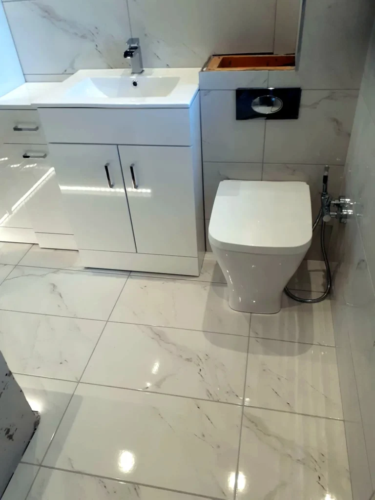 Carrara Licht — douchewand boven ligbad met twee verlichte inbouwnissen regendouche en handdouche