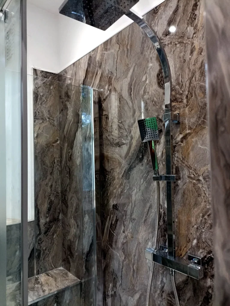 Moka Marmer — staand toilet met reservoir en marmerlook wandpanelen onder het raam