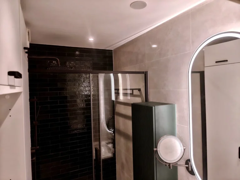 Compact Luxe Groen — badkamer met indirecte led verlichting en grijze wandtegels