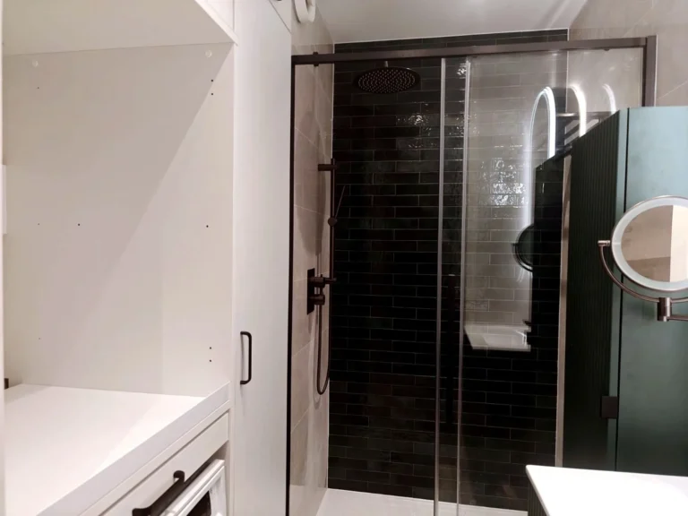 Compact Luxe Groen — badkamer met werkblad boven wasmachine en douche met schuifdeur