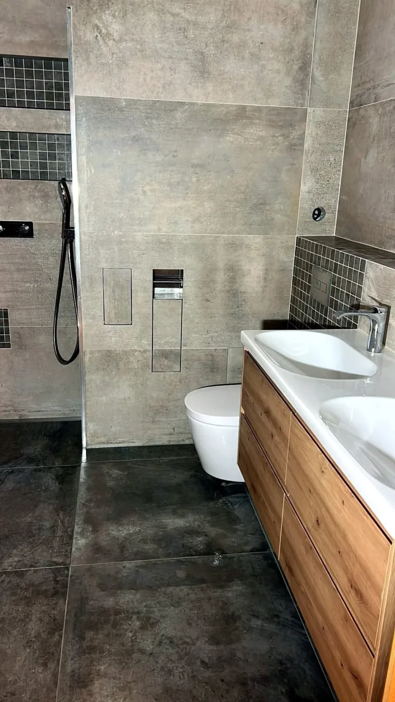 Warm Taupe — badkamer renovatie met betonlook tegels inloopdouche en dubbele wastafel