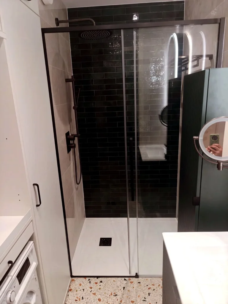 Compact Luxe Groen — badkamer renovatie met terrazzo vloer groene wandtegels en glazen schuifdeur