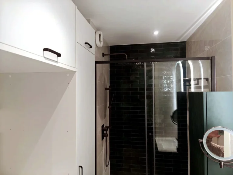 Compact Luxe Groen — badkamerkast op maat met witte bovenkasten en zwarte greepjes