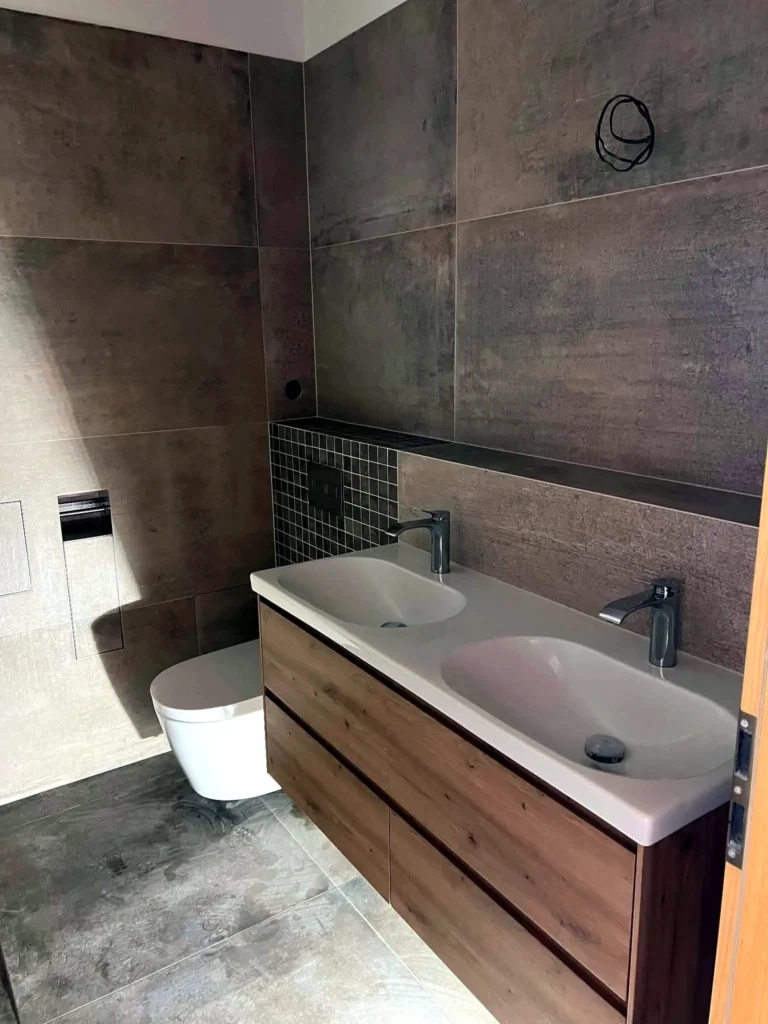 Warm Taupe — badkamermeubel met dubbele wastafel in eiken look en hangend toilet