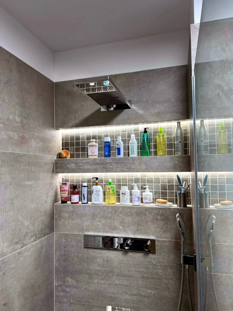 Warm Taupe — douchenis met led verlichting en regendouche in betonlook badkamer