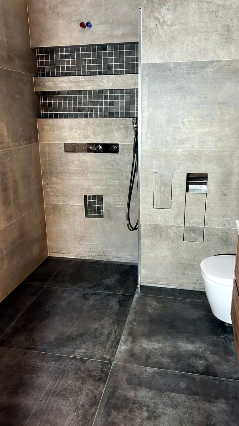 Warm Taupe — inloopdouche met inbouwthermostaat douchenissen en betonlook wandtegels