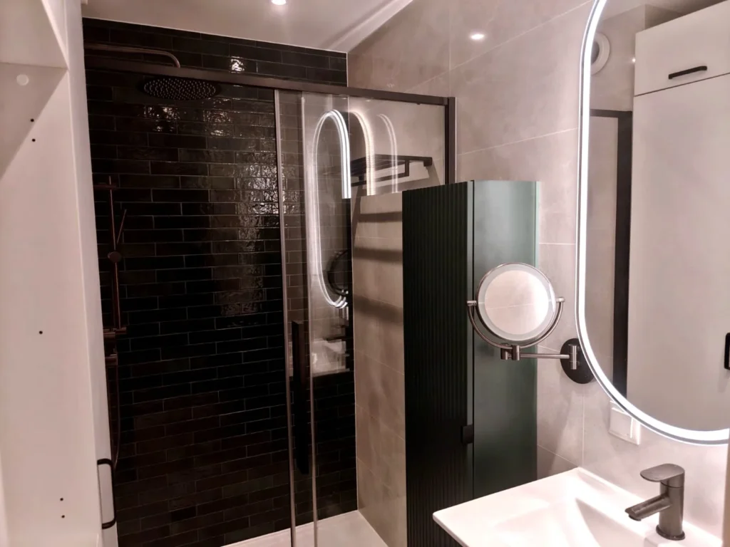 Compact Luxe Groen — moderne badkamer met ovale led spiegel en groen lamellenmeubel