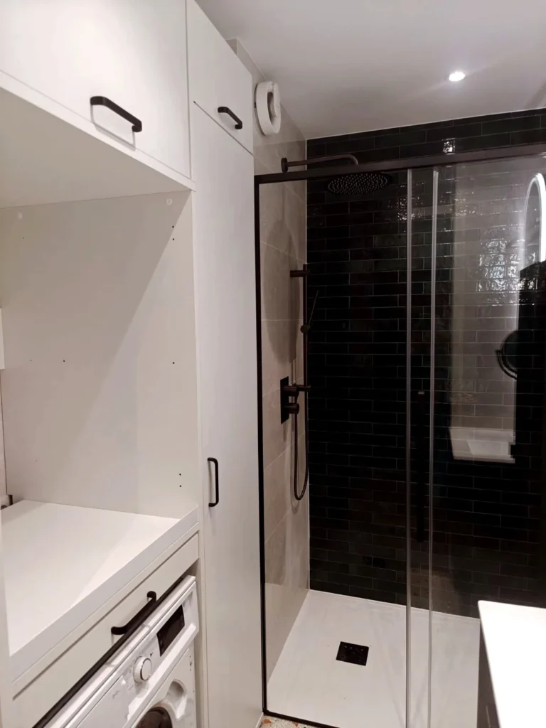Compact Luxe Groen — wasmachine in badkamerkast naast douche met zwarte kranen